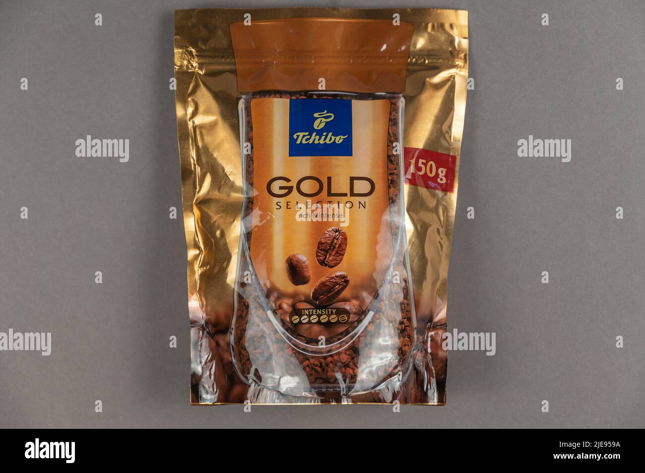 Tchibo Gold Selection Kaffee gegen Grau. Tchibo deutsches Unternehmen in der Produktion von Kaffee, sowie Markenbekleidung, Haushaltsgeräte, Hausgerätes beschäftigt Stockfoto