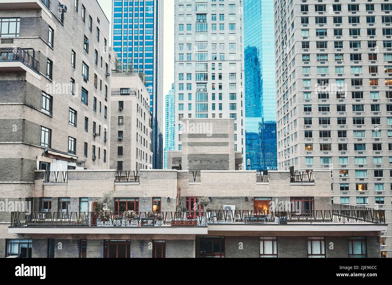 Farbtonbild der New Yorker Architektur, Manhattan, USA. Stockfoto