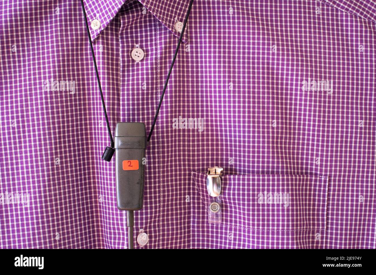 Podcasting-Konzept, vintage Aufnahme Mikrofon auf einem lila Hemd, freie Kopie Platz Stockfoto