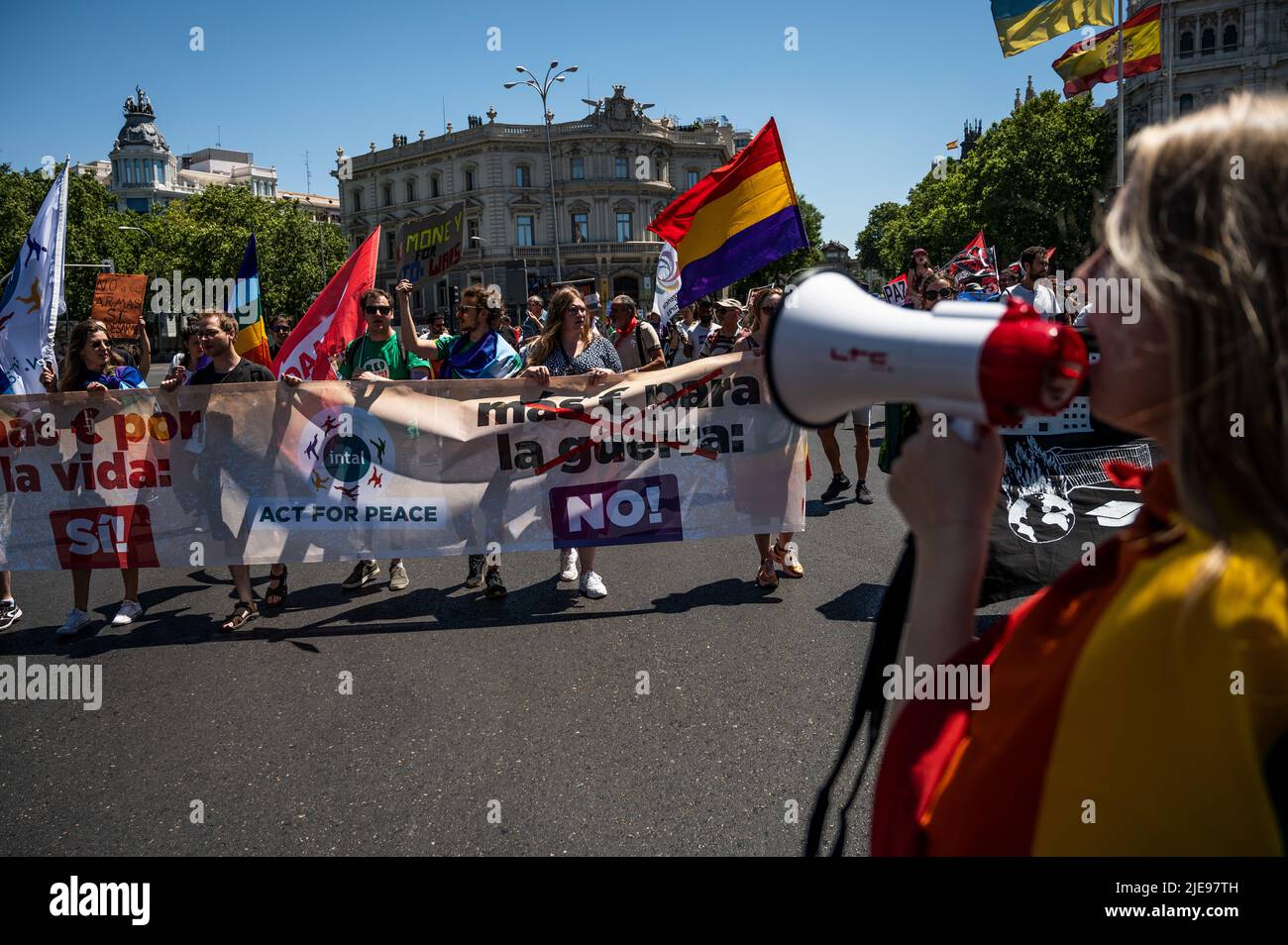 Madrid, Spanien. 26.. Juni 2022. Menschen mit Transparenten während einer Demonstration gegen die NATO. Am 29. Und 30.. Juni 2022 wird Spanien Gastgeber eines NATO-Gipfels in Madrid sein. Quelle: Marcos del Mazo/Alamy Live News Stockfoto