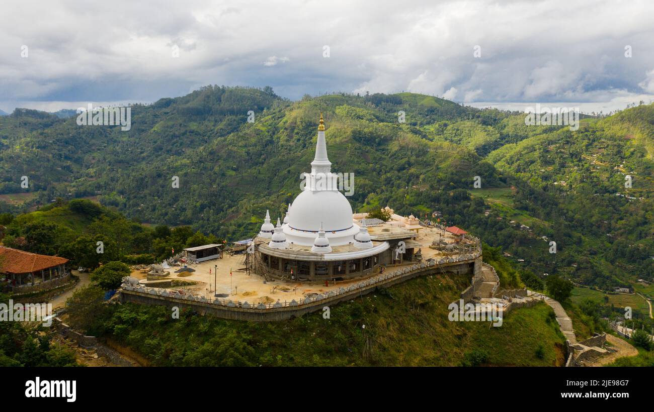 Mahamevnawa Buddhistischer Klostertempel auf der Bergspitze. Bandarawela, Sri Lanka. Stockfoto