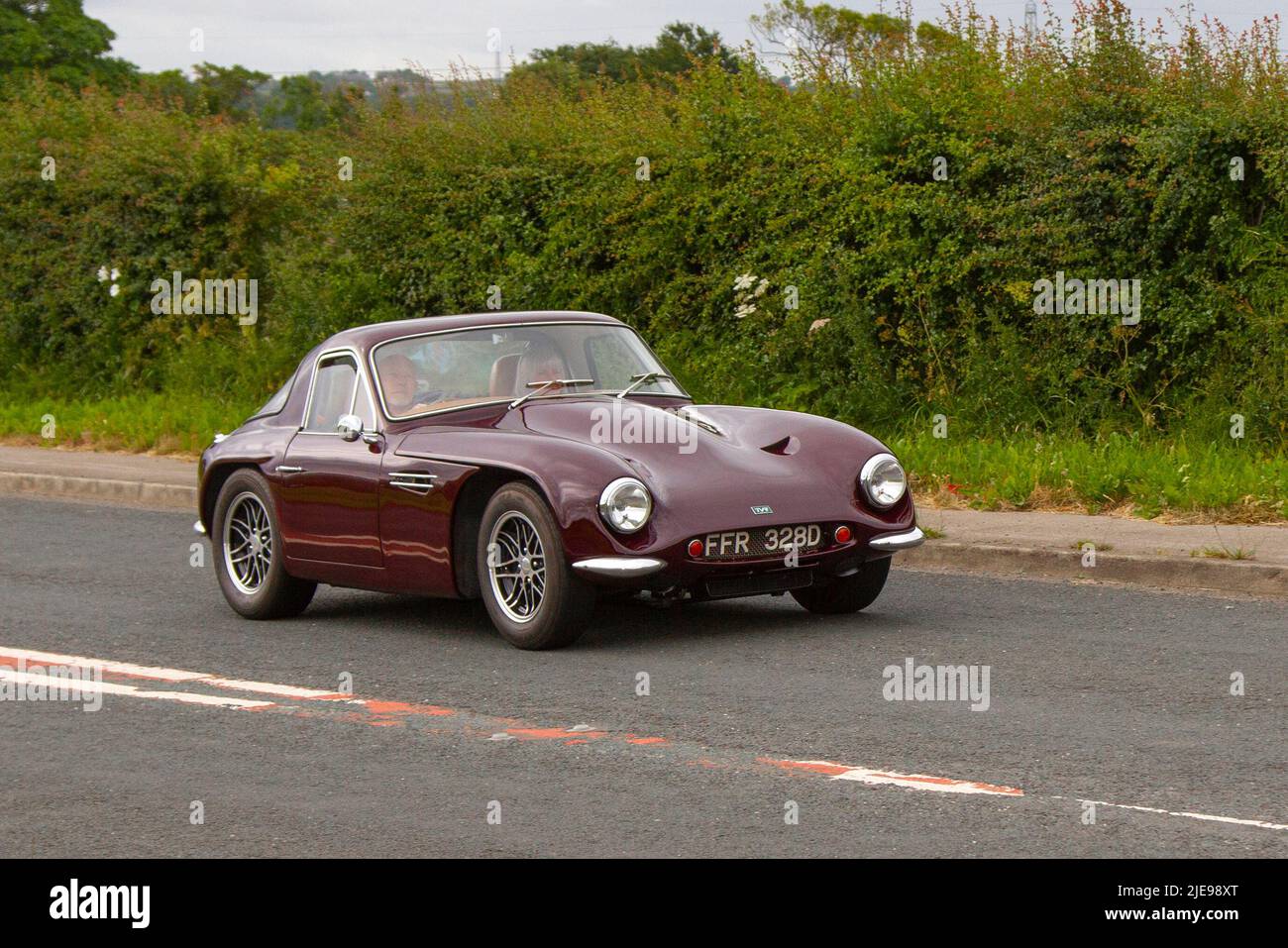 1966 60s Sixties Maroon TVR Griffith 400 Benziner 3500cc Sportwagen; unterwegs zum Hoghton Tower für das Supercar Summer Showtime Car Meet, das von Great British Motor Shows in Preston, Großbritannien, organisiert wird Stockfoto