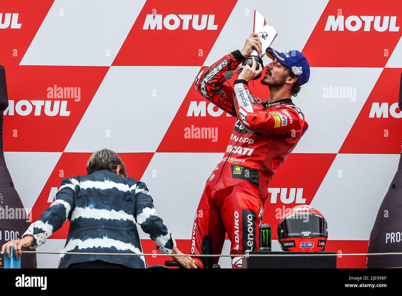 ASSEN - Francesco Bagnaia (ITA) auf seiner Ducati gewinnt das Finale der MotoGP am 26. Juni 2022 auf der TT-Strecke in Assen, Niederlande. ANP VINCENT JANNINK Stockfoto