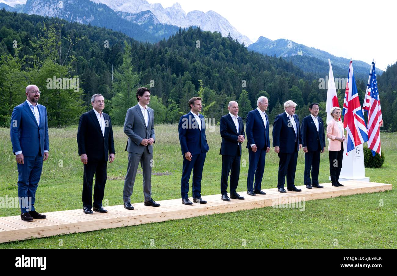 26. Juni 2022, Bayern, Elmau: Charles Michel (l-r), Präsident des Europäischen Rates, Mario Draghi, Premierminister von Italien, Justin Trudeau, Premierminister von Kanada, Emmanuel Macron, Präsident von Frankreich, Bundeskanzler Olaf Scholz (SPD), Joe Biden, Präsident der Vereinigten Staaten, Boris Johnson, Premierminister des Vereinigten Königreichs, Der japanische Premierminister Fumio Kishida und die Präsidentin der Europäischen Kommission (EU), Ursula von der Leyen, stehen beim Gipfeltreffen G7 auf Schloss Elmau für das Familienfoto nebeneinander. Deutschland ist Gastgeber des Gipfels der wirtschaftlich starken Demokratie G7 Stockfoto