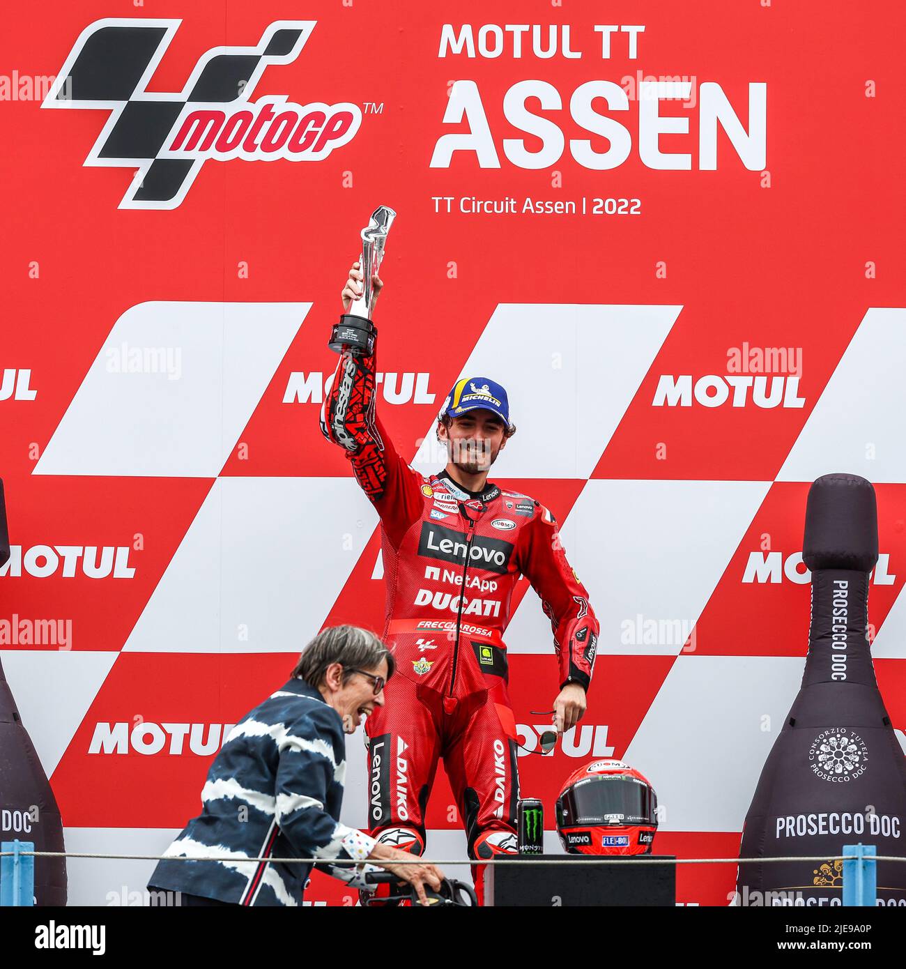 ASSEN - Francesco Bagnaia (ITA) auf seiner Ducati gewinnt das Finale der MotoGP am 26. Juni 2022 auf der TT-Strecke in Assen, Niederlande. ANP VINCENT JANNINK Stockfoto