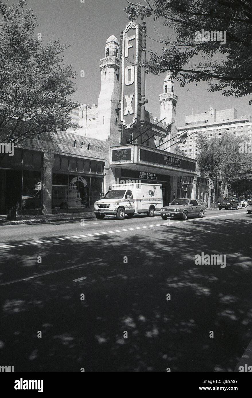 1980s, historisch, Außenansicht des Fox-Theaters, Atlanta, Georgia, USA. Das Gebäude in der Peachtree Street NE in Midtown Atlanta, Georgia, wurde ursprünglich als Schrein-Tempel entworfen, aber 1929 als Filmpalast eröffnet. Im Jahr 1970s wurde es vor dem Abriss gerettet und wurde zu einem Veranstaltungsort für darstellende Kunst. Zu dieser Zeit trat der amerikanische Sänger und Musiker John Fogerty auf, wobei der amerikanische Stand-up Comedian George Carlin im Oktober dort auftreten sollte. Stockfoto