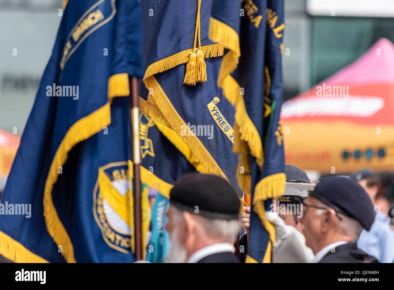Militärische Gedenkveranstaltung zum Tag der Streitkräfte in der High Street, Southend on Sea, Essex, Großbritannien. Militärische Standards, mit Ypern blättern Stockfoto