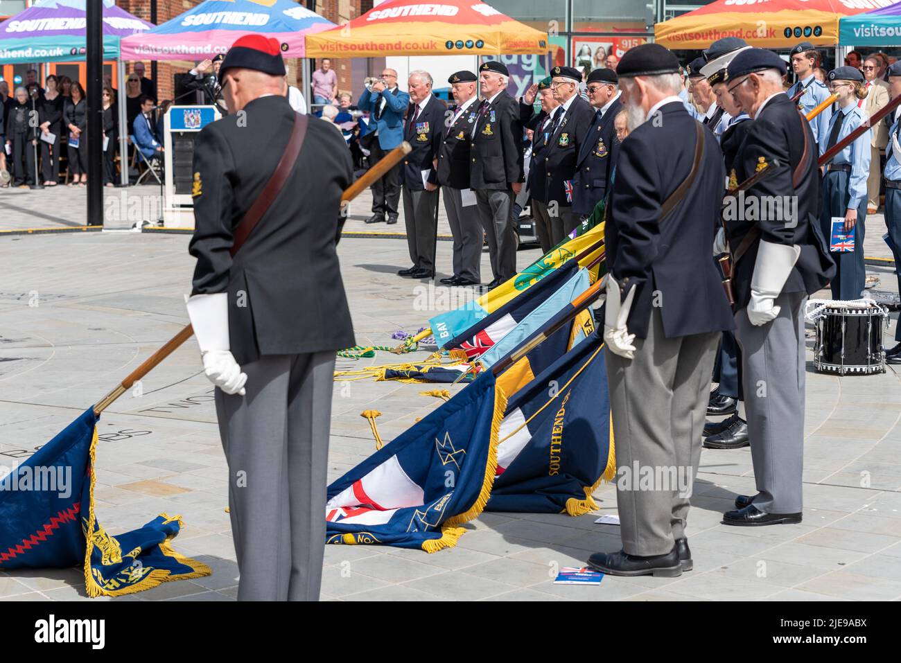 Militärische Gedenkveranstaltung zum Tag der Streitkräfte in der High Street, Southend on Sea, Essex, Großbritannien. Erfahrene Standardträger, gesenkt Stockfoto
