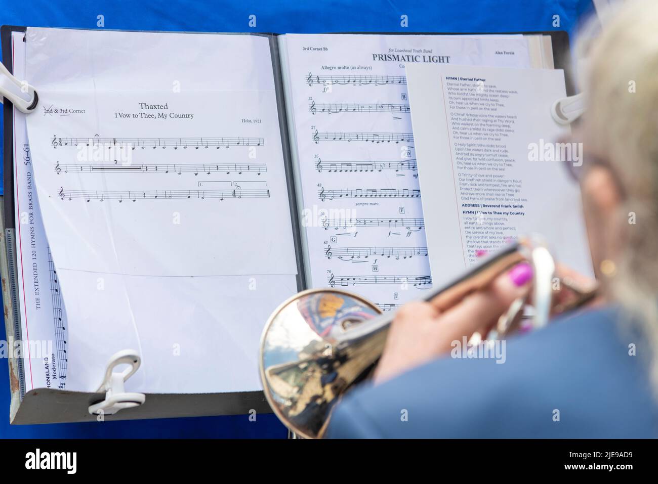 Militärische Gedenkveranstaltung zum Tag der Streitkräfte in der High Street, Southend on Sea, Essex, Großbritannien. Cornet spielt I Vow to Thee My Country, Thaxted von Holst Stockfoto