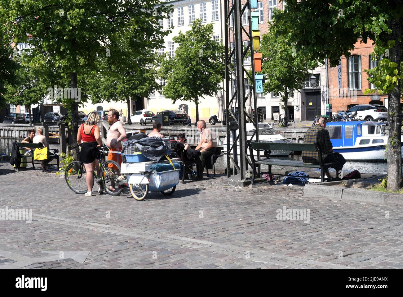 Kopenhagen /Dänemark/18 Juni 2022 /Menschen genießen den Sommertag in Kopenhagen Kanalblick von der Hojbro-Brücke und der Knippelsbo-Brücke in der dänischen Hauptstadt. (Foto..Francis Joseph Dean/Deanpictures). Stockfoto