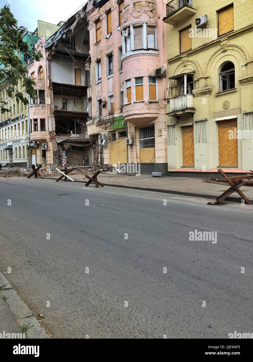 23.06.2022 Ukraine, Charkow. Krieg in der Ukraine. Zerbrochenes Haus nach einem Raketenangriff. Stockfoto