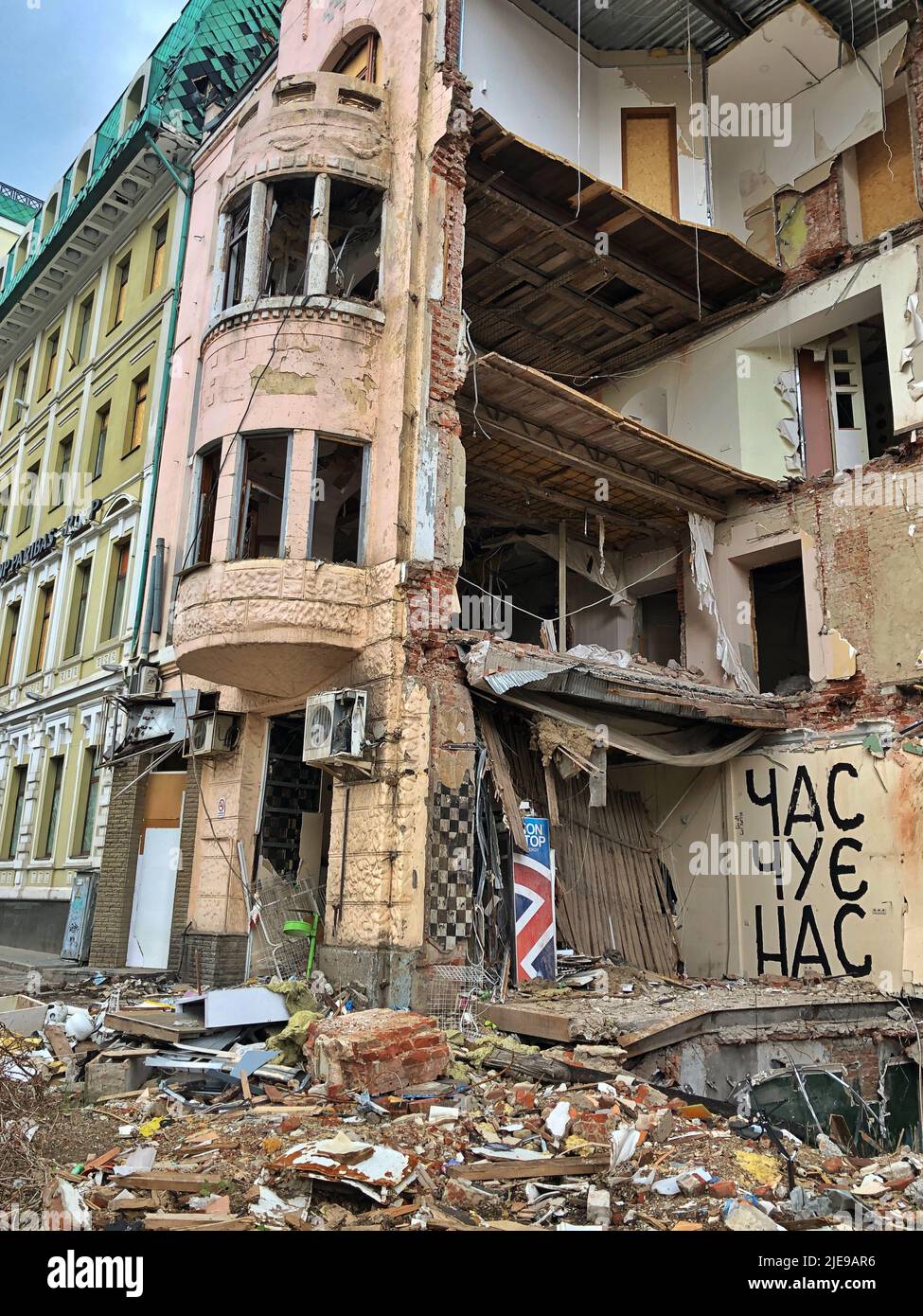 23.06.2022 Ukraine, Charkow. Krieg in der Ukraine. Zerbrochenes Haus nach einem Raketenangriff. Stockfoto