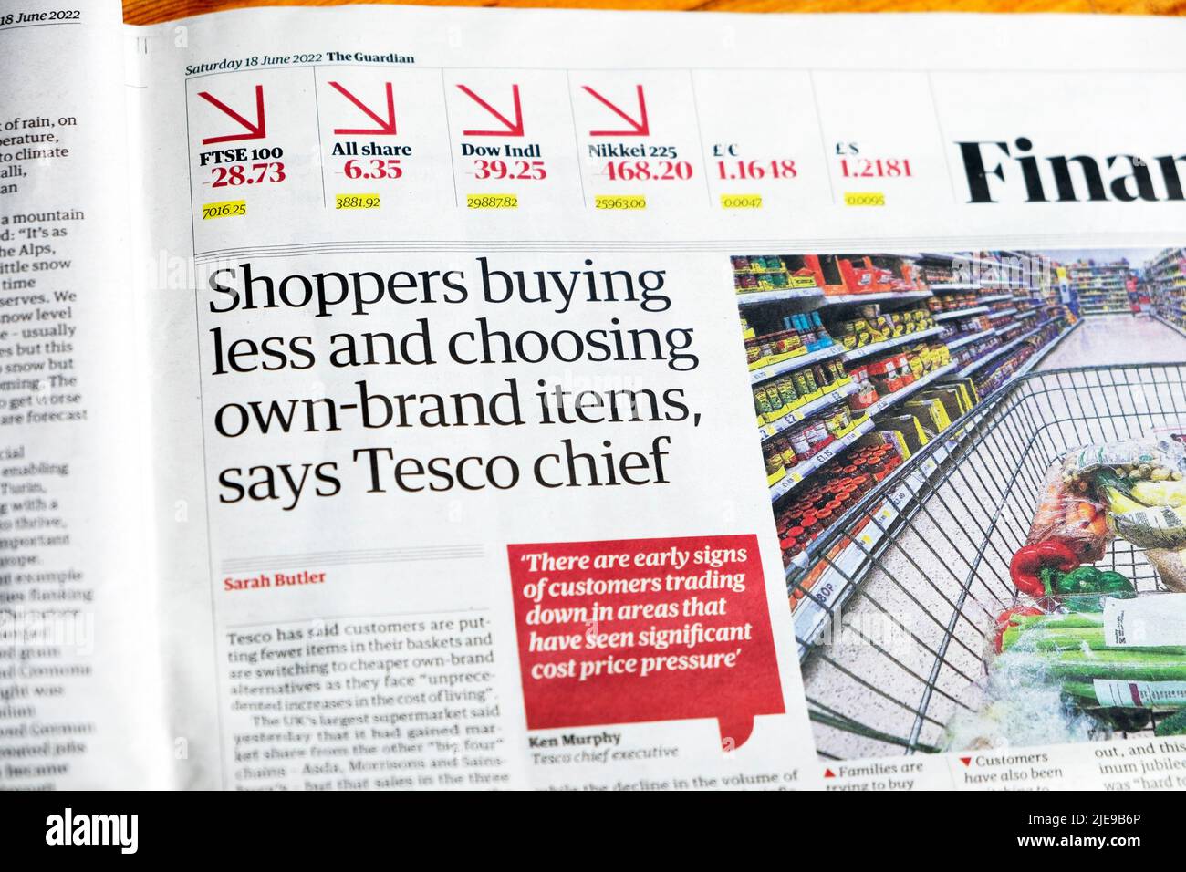„Die Käufer kaufen weniger und wählen Produkte der eigenen Marke“, sagt der Chef von Tesco, Guardian Financial, Schlagzeile über Lebenshaltungskosten Artikel 18. Mai 2022 London Stockfoto