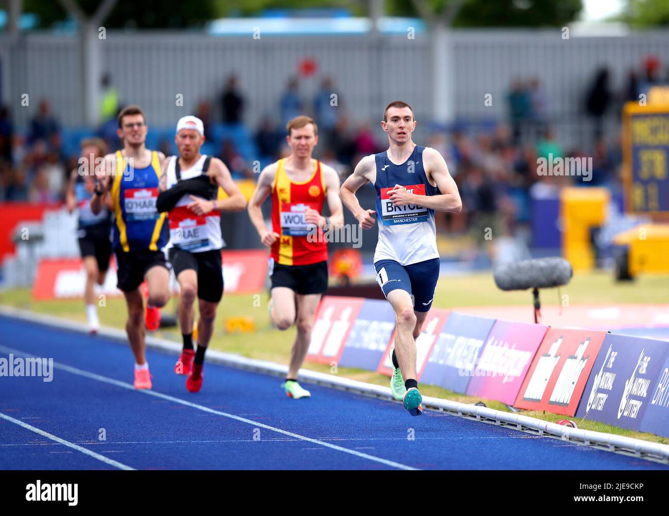 Steven Bryce (rechts) beim Paralympics-Rennen der Männer 1500m am dritten Tag der Muller UK Athletics Championships in der Manchester Regional Arena in Aktion. Bilddatum: Sonntag, 26. Juni 2022. Stockfoto