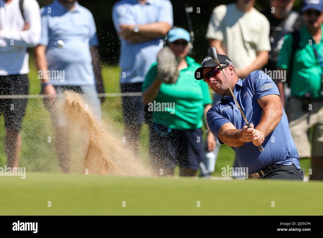 München, Deutschland. 26.. Juni 2022. Golf: European Tour, BMW International Open, 4. Runden, Männer im Golfclub München Eichenried. Ryan Fox aus Neuseeland spielt den Ball aus einem Bunker. Quelle: Christian Kolbert/dpa/Alamy Live News Stockfoto