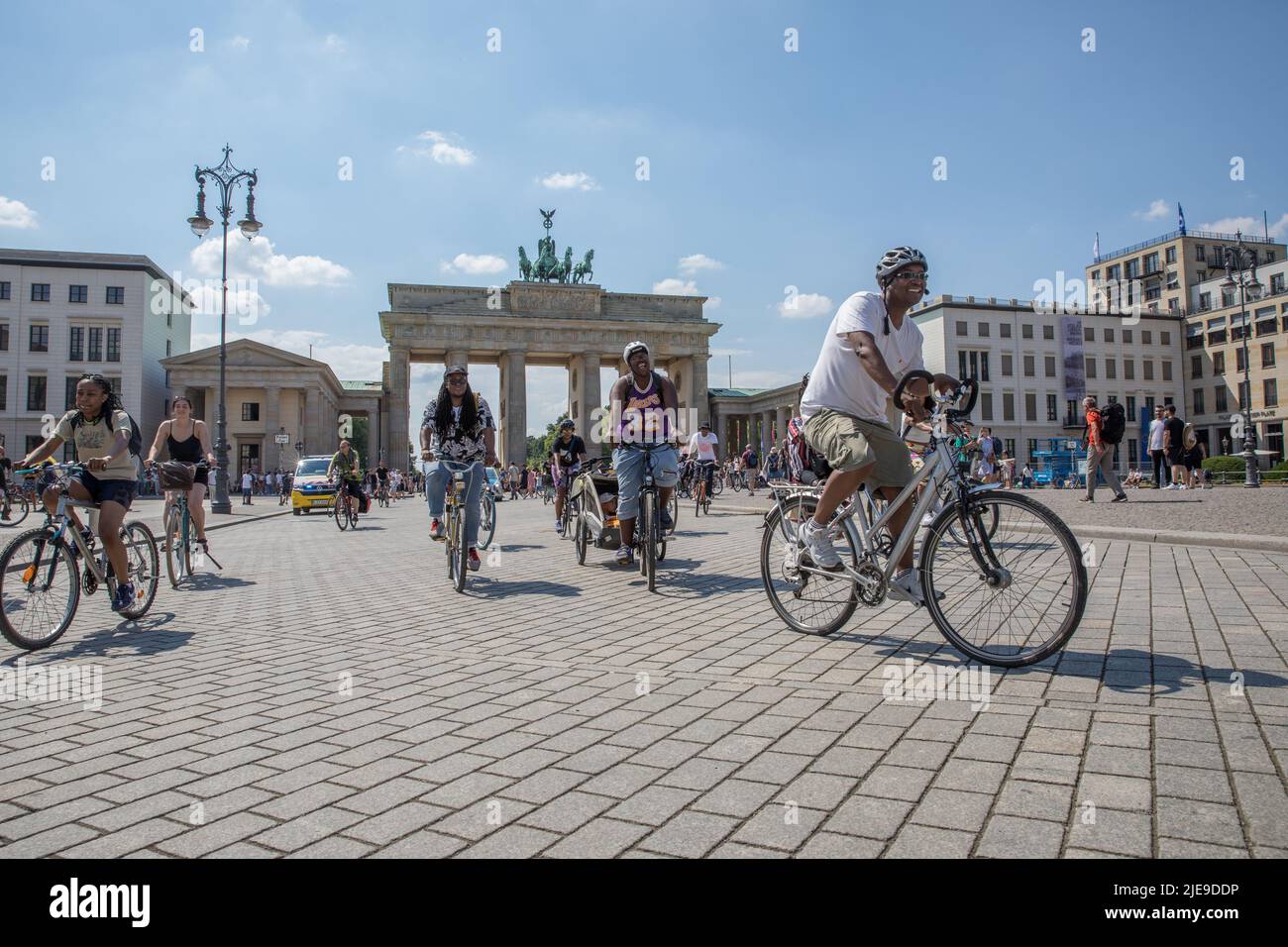 Am 26. Juni 2022 fand eine Fahrraddemonstration zum Kampf für eine bessere Darstellung und Anerkennung der Existenz von Schwarzen als maßgeblichen Teil der deutschen Gesellschaft statt. Der Fahrradprotest begann am Brandenburger Tor in Berlin. Die Bewegung Zewdi, die die Kundgebung ins Leben gerufen hat, sagte in einer Pressemitteilung, dass die Botschaft darin besteht, die Gesellschaft daran zu erinnern, dass die schwarze Gemeinschaft nicht zulassen wird, dass der alltägliche Rassismus ihnen ihre Lebensfreude nimmt und dass Berlin ein willkommener Ort für Schwarze sein kann. (Foto von Michael Kuenne/PRESSCOV/Sipa USA) Stockfoto