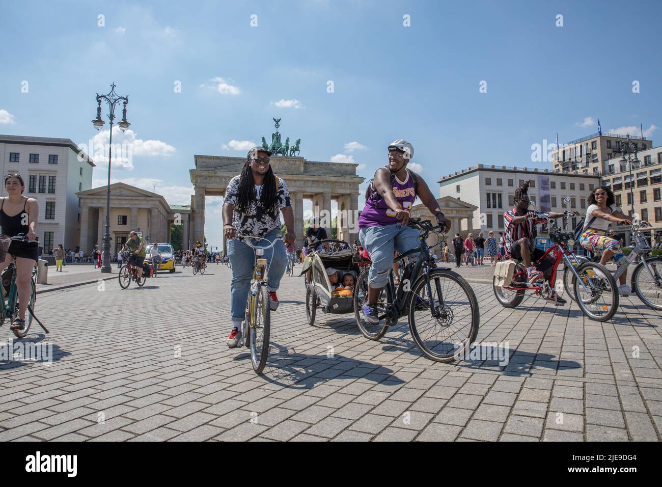 Am 26. Juni 2022 fand eine Fahrraddemonstration zum Kampf für eine bessere Darstellung und Anerkennung der Existenz von Schwarzen als maßgeblichen Teil der deutschen Gesellschaft statt. Der Fahrradprotest begann am Brandenburger Tor in Berlin. Die Bewegung Zewdi, die die Kundgebung ins Leben gerufen hat, sagte in einer Pressemitteilung, dass die Botschaft darin besteht, die Gesellschaft daran zu erinnern, dass die schwarze Gemeinschaft nicht zulassen wird, dass der alltägliche Rassismus ihnen ihre Lebensfreude nimmt und dass Berlin ein willkommener Ort für Schwarze sein kann. (Foto von Michael Kuenne/PRESSCOV/Sipa USA) Stockfoto