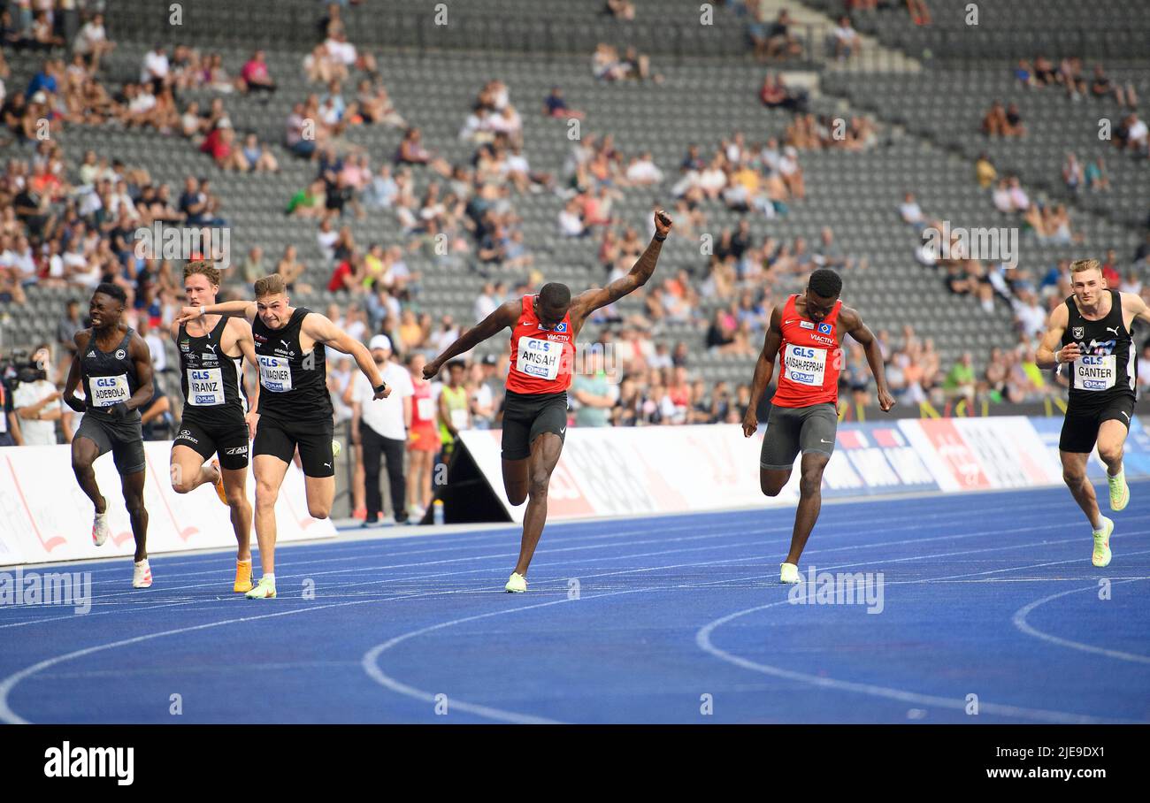 Ziellinie vor Robin Ganter (MTG Mannheim/ 6.. Platz), Lucas ANSAH-PEPRAH (HSV Hamburg Hamburg Hamburg/ 3.. Platz), Sieger Owen ANSAH (HSV Hamburg Hamburg Hamburg/ 1.. Platz), Julian WAGNER (Top Team Thüringen/ 2.. Platz), Kevin KRANZ (Sprintteam Wetzlar/ 4.. Platz), James Adebola (SCC Berlin/ 7.. Platz) Aktion, Finale 100m Männer an 25.06.2022 Deutschen Leichtathletik-Meisterschaften 2022, ab 25,06. - 06/26/2022 in Berlin. ÃÂ Stockfoto