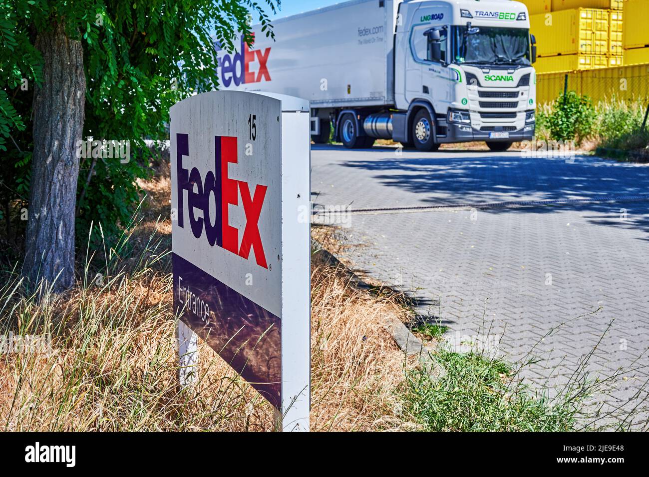 Grossbeeren, 21. Juni 2022: Blick auf ein FedEx-Logo in der Nähe des Versandzentrums des globalen Logistikunternehmens. Stockfoto