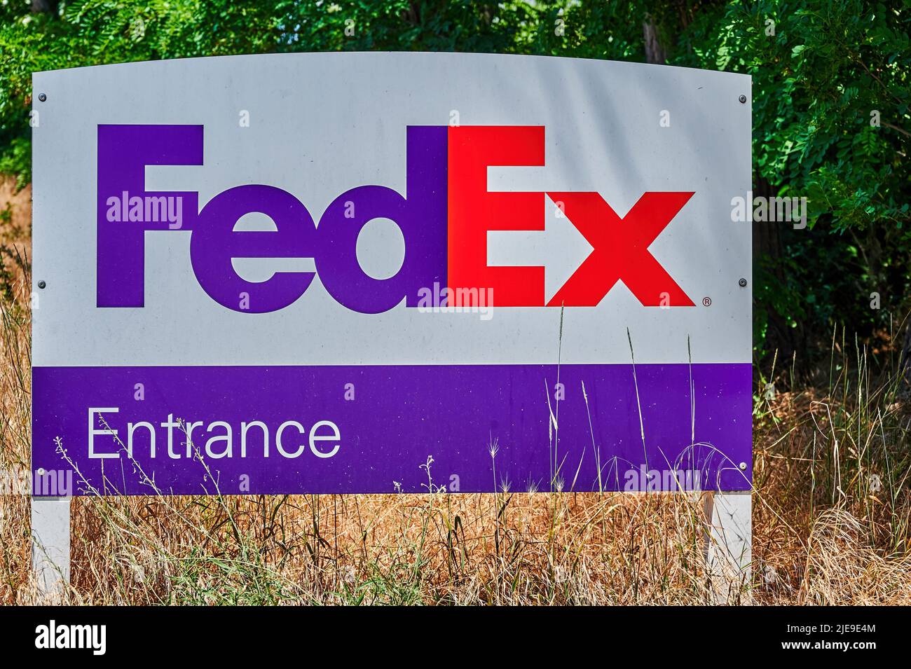 Grossbeeren, 21. Juni 2022: Blick auf ein FedEx-Logo in der Nähe des Versandzentrums des globalen Logistikunternehmens. Stockfoto