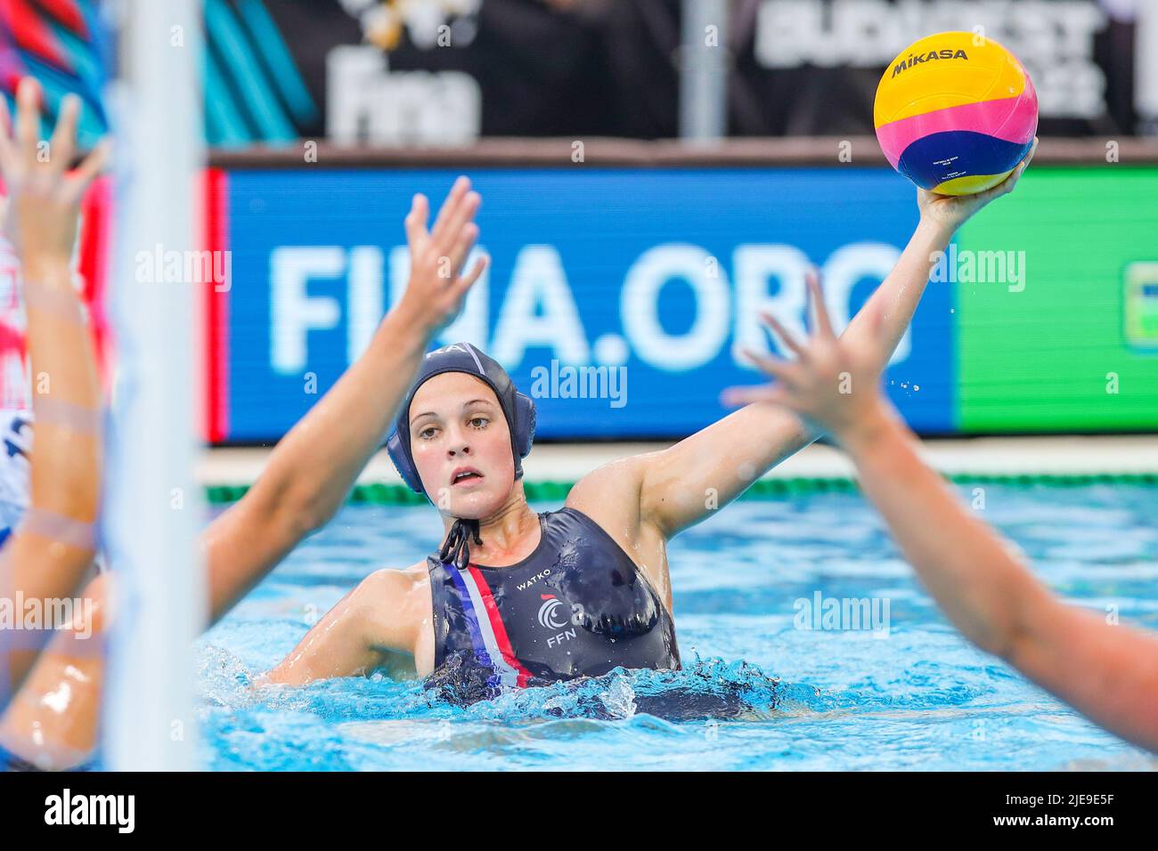 BUDAPEST, UNGARN - 26. JUNI: Juliette Dhalluin aus Frankreich während der Finalspiele der FINA World Championships Budapest 2022 1/8 in Neuseeland gegen Frankreich am 26. Juni 2022 in Budapest, Ungarn (Foto: Albert ten Hove/Orange Picts) Stockfoto