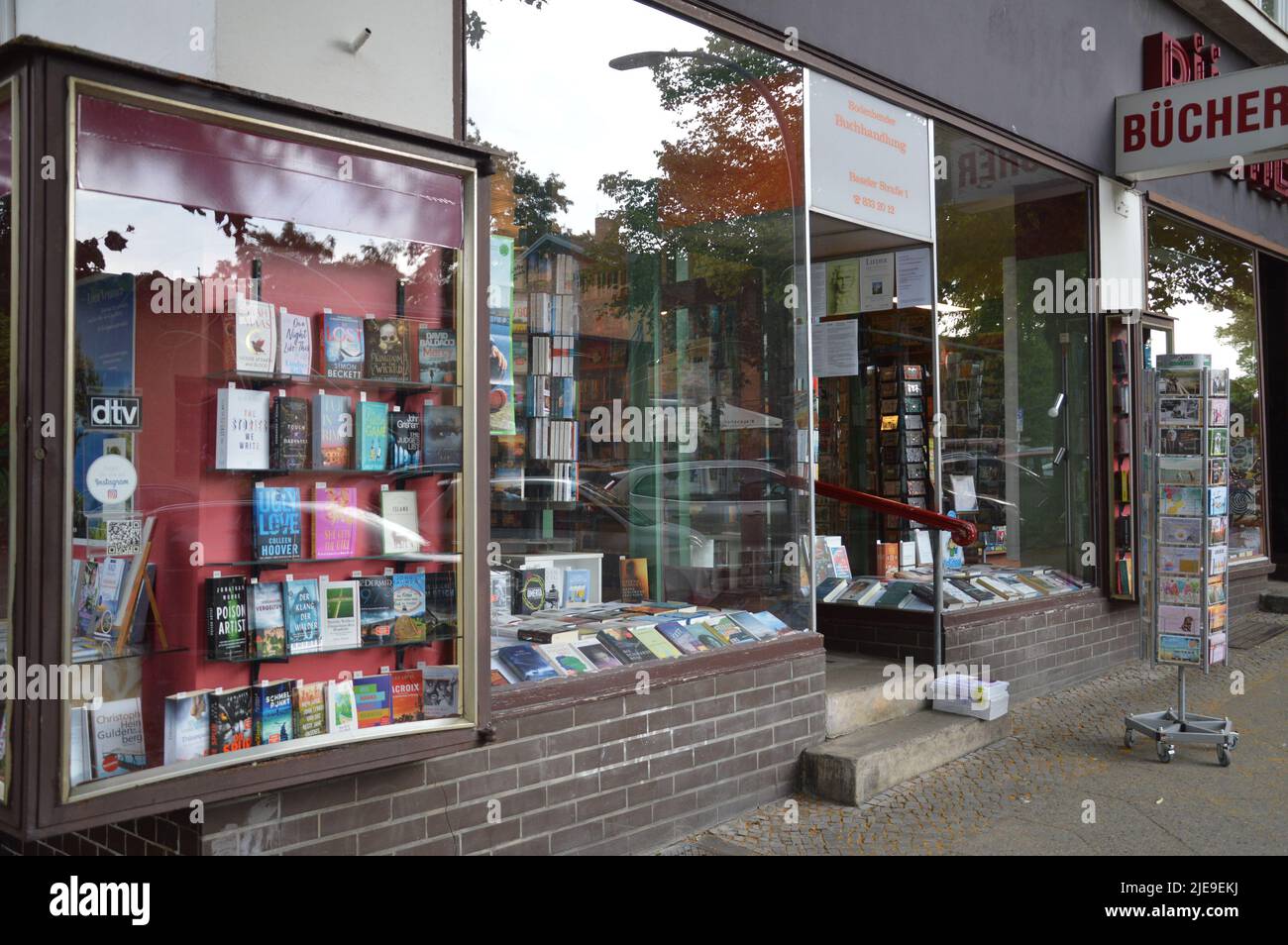 Berlin, Deutschland - 24. Juni 2022 - Buchhandlung in der Hans Sachs Straße im Ort Lichterfelde. (Foto von Markku Rainer Peltonen) Stockfoto