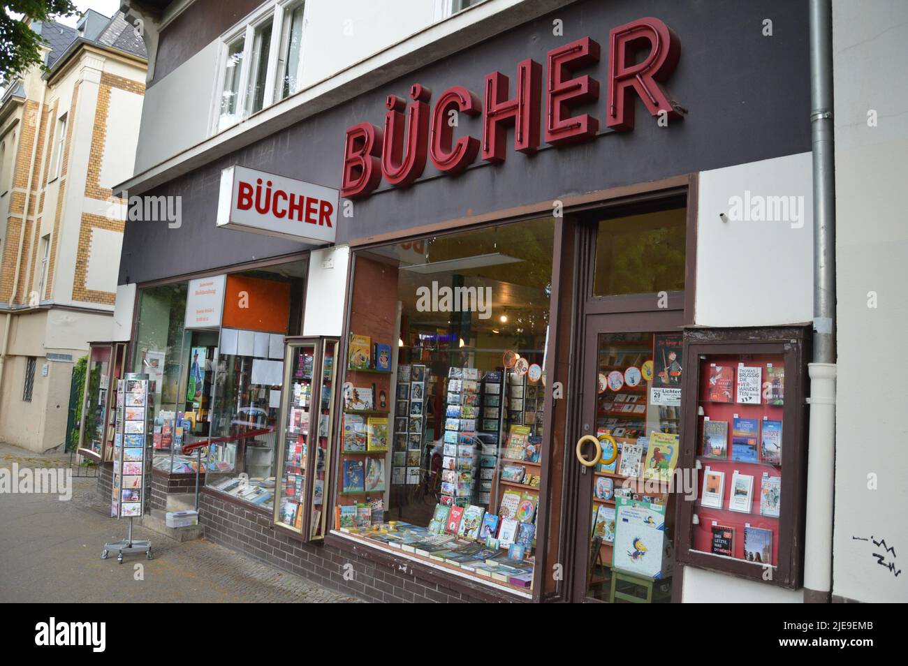 Berlin, Deutschland - 24. Juni 2022 - Buchhandlung in der Hans Sachs Straße im Ort Lichterfelde. (Foto von Markku Rainer Peltonen) Stockfoto