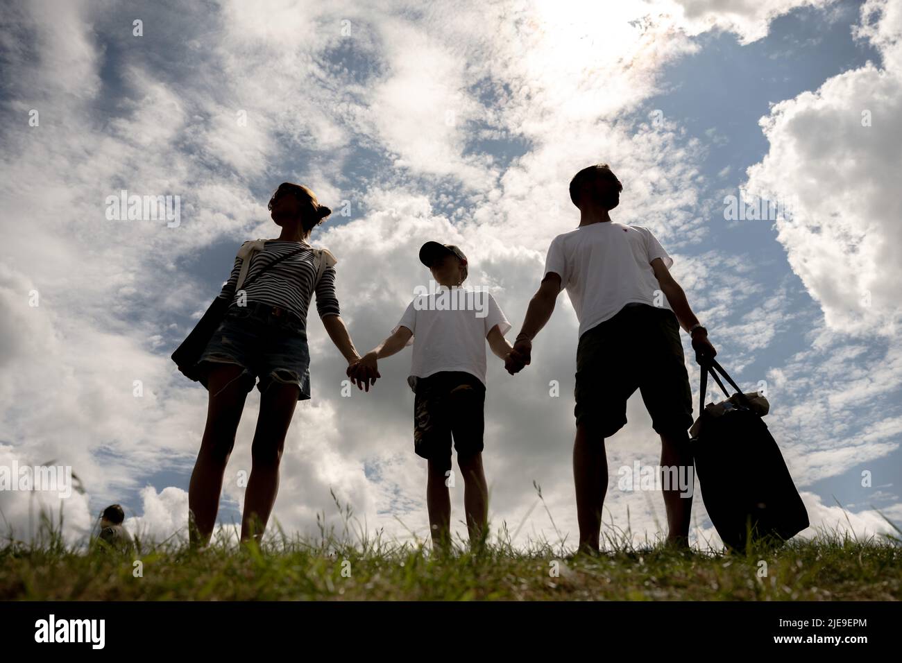 Dangast, Deutschland. 26.. Juni 2022. Eine dreiköpfige Familie aus Niedersachsen kam während ihres Tagesausflugs am Strand von Dangast an. Kredit: Mohssen Assanimoghaddam/dpa/Alamy Live Nachrichten Stockfoto