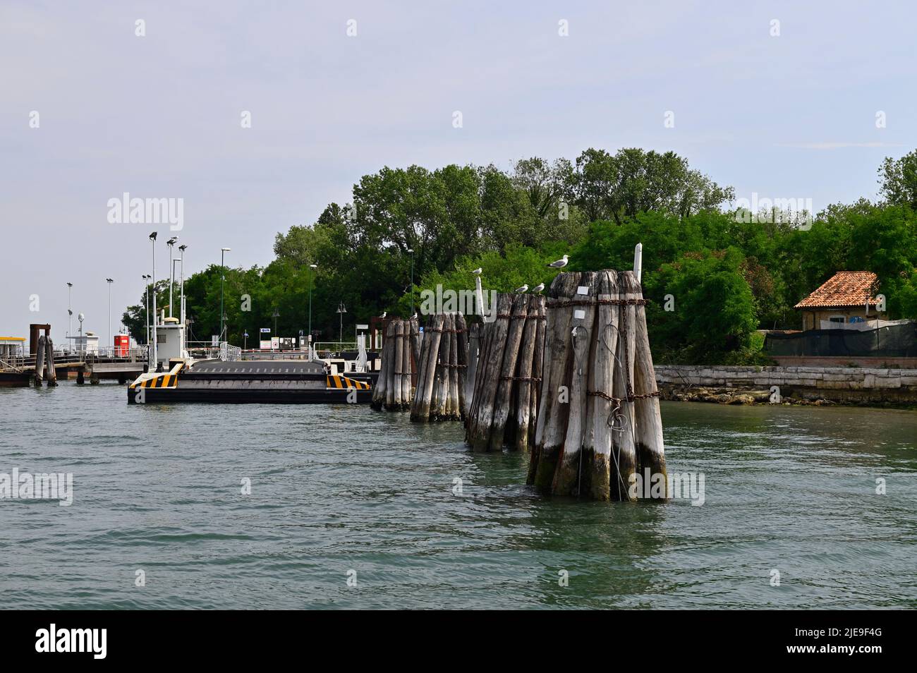 Venedig, Italien. 17. Juni 2022. Eingang zur Lagune von Venedig. Hafen auf einer Insel vor Venedig Stockfoto