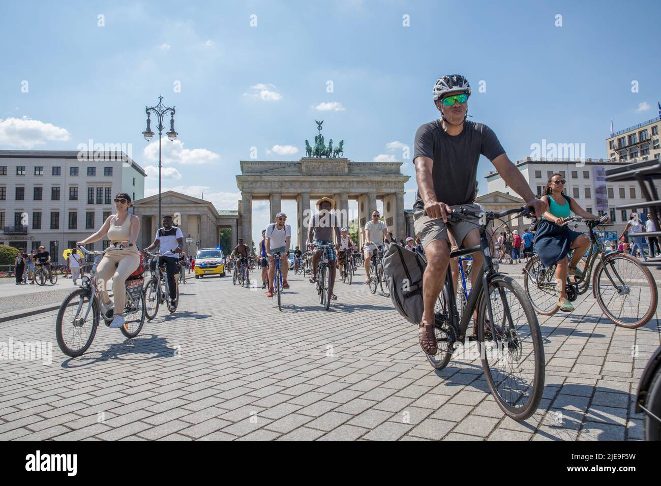 Berlin, Deutschland. 26.. Juni 2022. Am 26. Juni 2022 fand eine Fahrraddemonstration zum Kampf für eine bessere Darstellung und Anerkennung der Existenz von Schwarzen als maßgeblichen Teil der deutschen Gesellschaft statt. Der Fahrradprotest begann am Brandenburger Tor in Berlin. Die Bewegung Zewdi, die die Kundgebung ins Leben gerufen hat, sagte in einer Pressemitteilung, dass die Botschaft darin besteht, die Gesellschaft daran zu erinnern, dass die schwarze Gemeinschaft nicht zulassen wird, dass der alltägliche Rassismus ihnen ihre Lebensfreude nimmt und dass Berlin ein willkommener Ort für Schwarze sein kann. (Bild: © Michael Kuenne/PRESSCOV über ZUMA Press Wire) Stockfoto