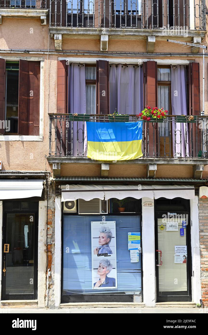 Venedig, Italien. 17. Juni 2022. Ukrainische Flagge auf einer Hauswand Stockfoto