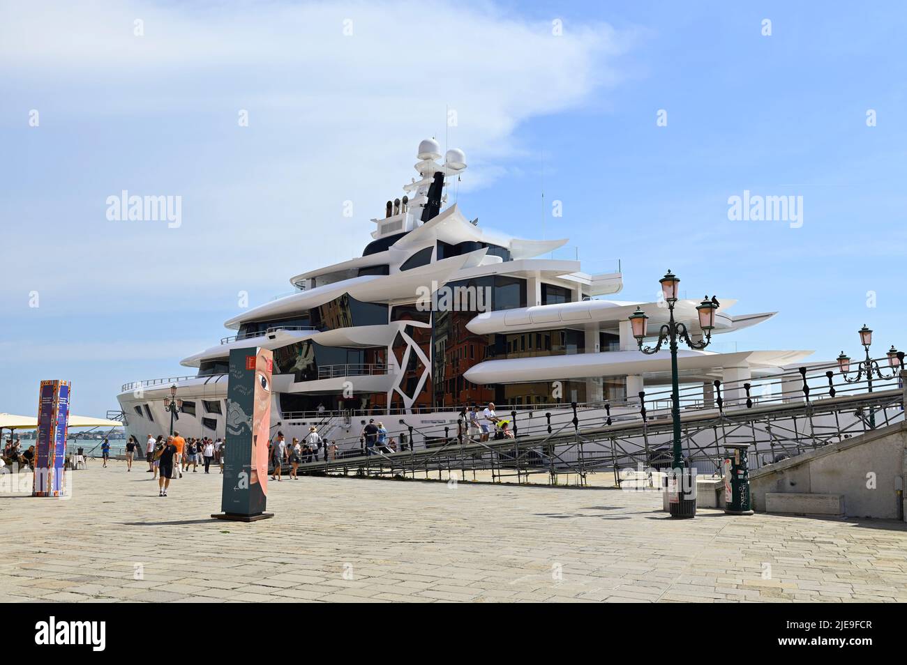 Venedig, Italien. 17. Juni 2022. Uferpromenade Riva degli Schiavoni in Venedig. Artefakt-Yacht im Hafen von Venedig Stockfoto