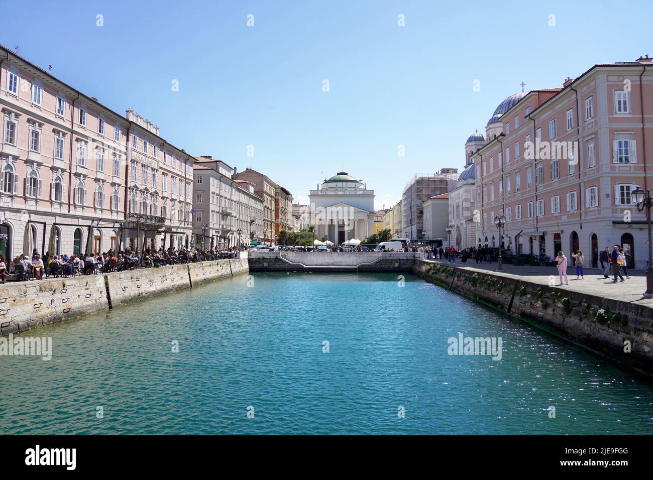 TRIEST, ITALIEN - 24. APRIL 2022: Gran Canal und Borgo Teresiano in Triest, Italien Stockfoto