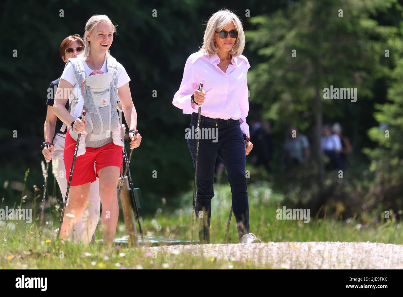 26. Juni 2022, Bayern, Elmau: Amelie Derbaudrenghien, Partnerin des EU-Ratsvorsitzenden Michel (l-r), Miriam Neureuther, ehemalige Biathletin, und Brigitte Macron, Ehefrau des französischen Präsidenten Macron, auf einer gemeinsamen Nordic-Walking-Tour. Deutschland wird vom 26. Bis 28. Juni G7 2022 Gastgeber des Gipfels der wirtschaftlich starken Demokratien sein. Foto: Karl-Josef Hildenbrand/dpa Stockfoto
