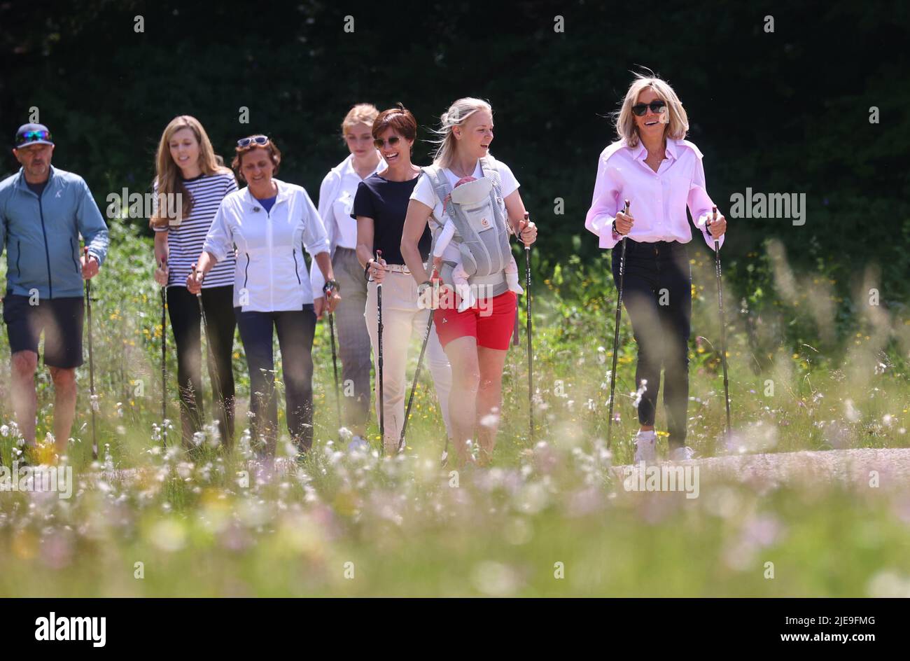 26. Juni 2022, Bayern, Elmau: Christian Neureuther, ehemaliger Profiskifahrer. (l-r), Carrie Johnson, Ehefrau des britischen Premierministers Johnson, Britta Ernst, Ehefrau von Bundeskanzlerin Scholz (SPD), Amelie Derbaudrenghien, Partnerin von EU-Ratspräsident Michel, Miriam Neureuther, ehemalige Biathletin, und Brigitte Macron, Ehefrau des französischen Präsidenten Macron, auf einer gemeinsamen Nordic-Walking-Tour. Deutschland wird vom 26. Bis 28. Juni G7 2022 Gastgeber des Gipfels der wirtschaftlich starken Demokratien sein. Foto: Karl-Josef Hildenbrand/dpa Stockfoto