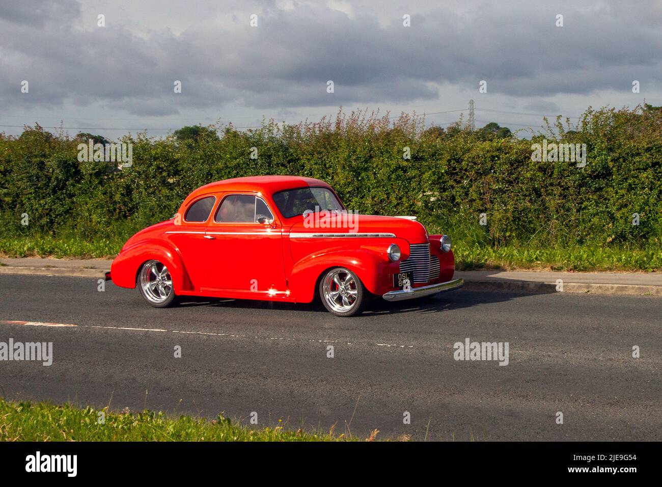 1940 rot restauriertes Chevrolet GMC 5700cc Muscle Car; geschätzt, Oldtimer, Veteran, Retro Sammlerstück, Restaurierte, geschätzte Oldtimer, Heritage Event, Oldtimer, historische Automobile auf dem Weg zum Hoghton Tower für das Supercar Summer Showtime Car Meet, das von Great British Motor Shows in Preston, Großbritannien, organisiert wird Stockfoto