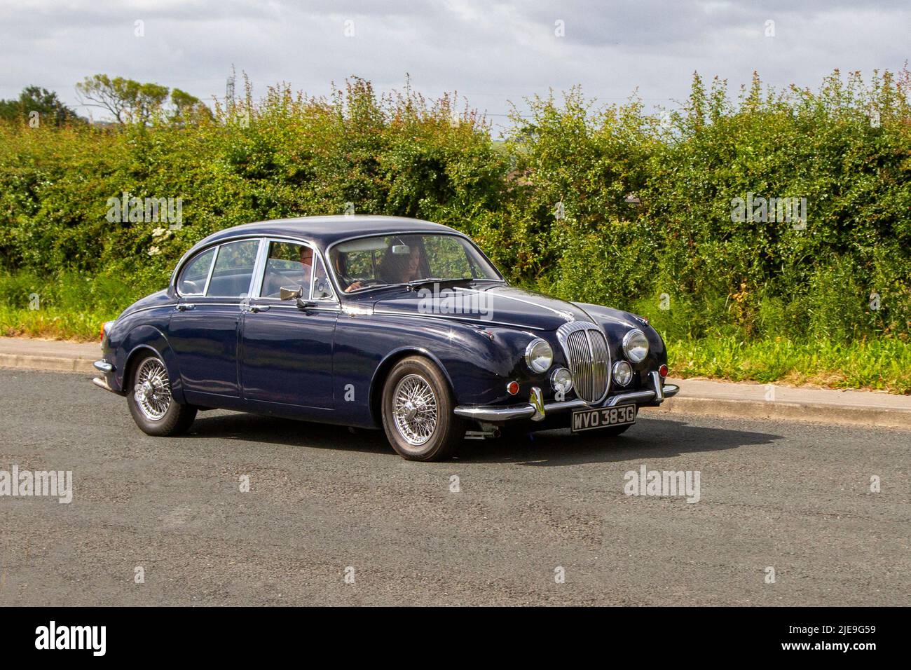 1969 60s Sixties Daimler V8 250 2548cc Benziner 4dr Limousine, Daimler 2,5 V8-250 Viertürer-Luxusmotorwagen; geschätzt, Oldtimer, Veteran, Retro-Sammlerstück, Restaurierte, geschätzte Oldtimer, Heritage Event, Oldtimer, historische Automobile auf dem Weg zum Hoghton Tower für das Supercar Summer Showtime Car Meet, das von Great British Motor Shows in Preston, Großbritannien, organisiert wird Stockfoto