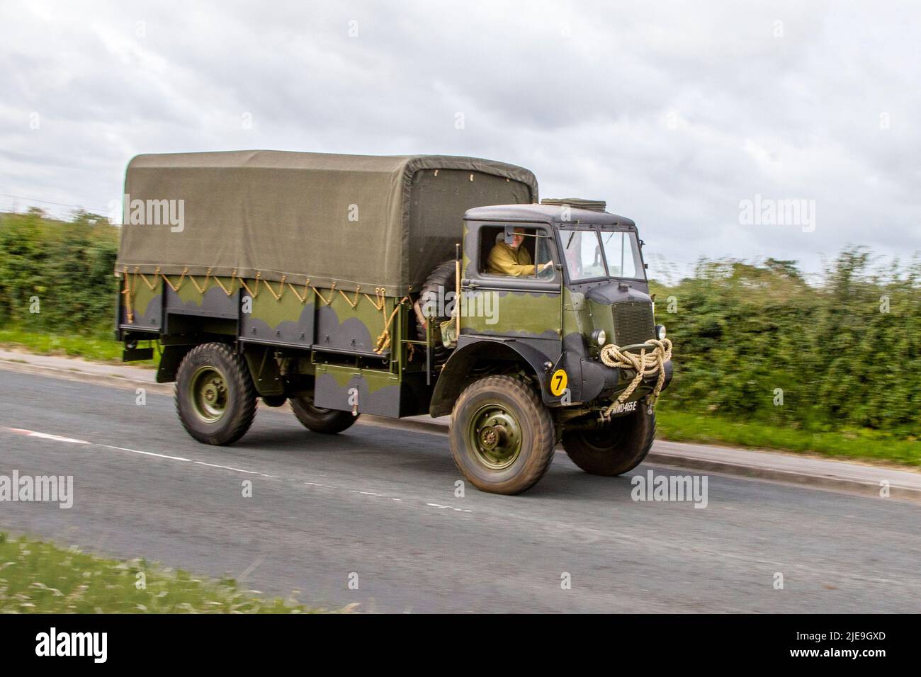 1967 60s Sixties Green Bedford LCV, Militärfahrzeug im Armeestil mit Leinenüberdacht. Bedford QL Trucks, hergestellt von Bedford für den Einsatz durch die britischen Streitkräfte im Zweiten Weltkrieg; auf dem Weg zum Hoghton Tower für das Supercar Summer Showtime Car Meet, das von Great British Motor Shows in Preston, Großbritannien, organisiert wird Stockfoto