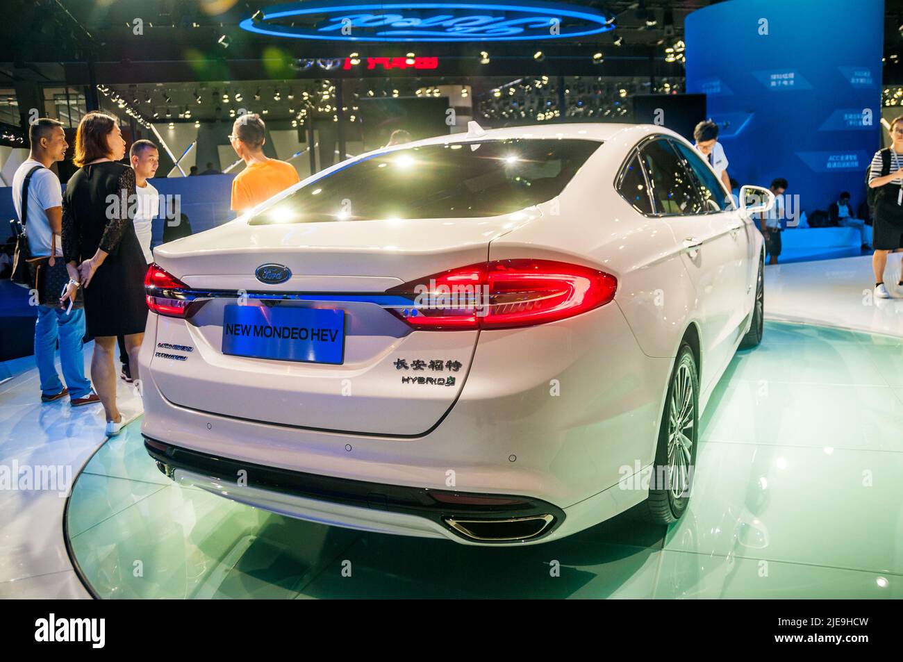 Ford Mondeo Hybrid auf der Guangzhou Auto Show 2016. Stockfoto