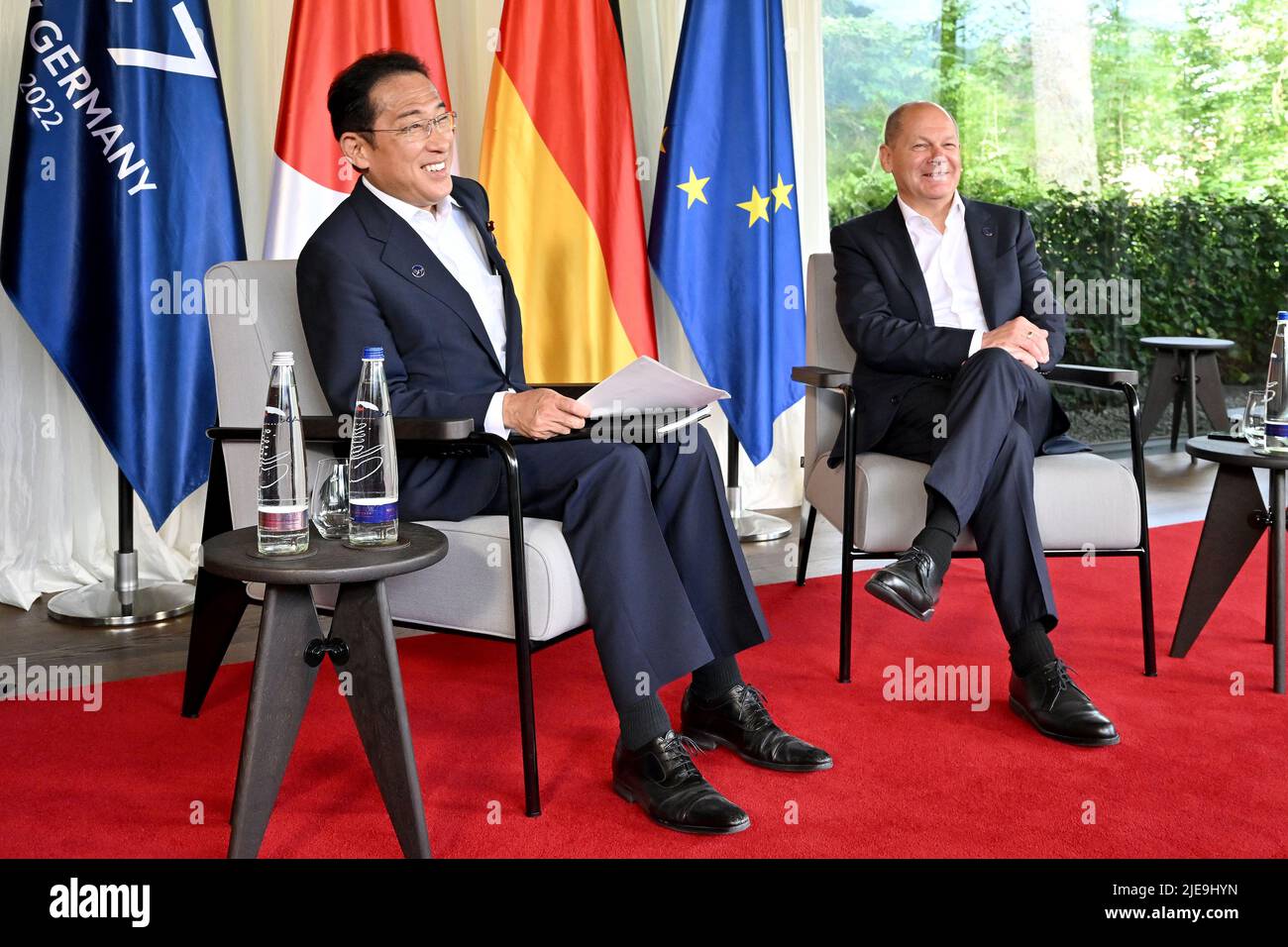 Elmau, Deutschland. 26.. Juni 2022. Bundeskanzler Olaf Scholz (SPD) sitzt neben dem japanischen Premierminister Fumio Kishida (l.) zu Beginn eines bilateralen Treffens während des Gipfels G7 auf Schloss Elmau. Deutschland veranstaltet vom 26. Bis 28. Juni G7 2022 den Gipfel der wirtschaftlich starken Demokratien. Am ersten Tag des Gipfels werden die globale Wirtschaftslage, der Klimaschutz sowie die Außen- und Sicherheitspolitik mit Sanktionen gegen Russland diskutiert. Kredit: Peter Kneffel/dpa/Alamy Live Nachrichten Stockfoto