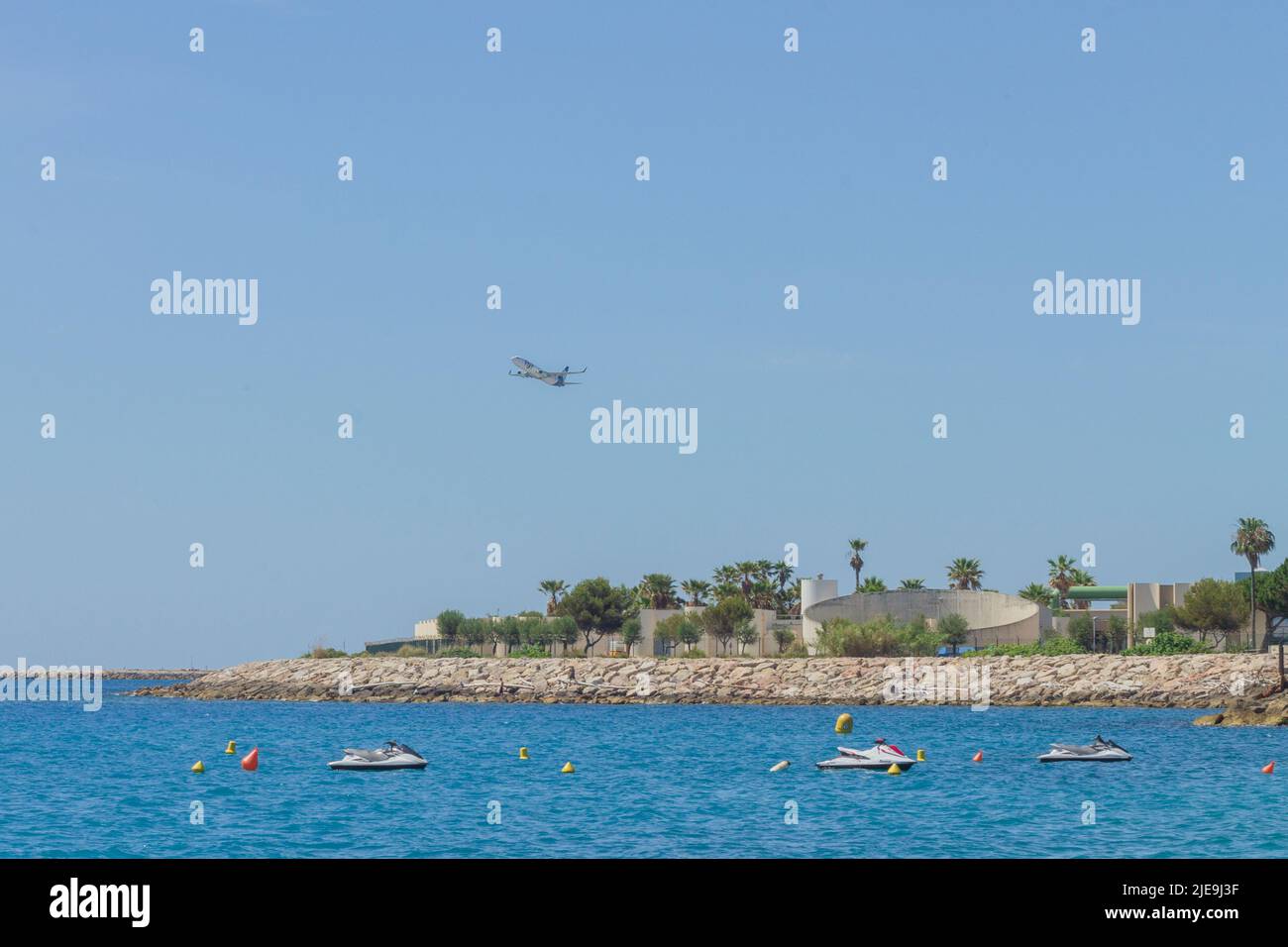 Nizza, Frankreich, 2022.06.12: Blick aus der Höhe eines Flugzeugs, das vom Flughafen Nizza-Cote d'Azur abfliegt. Der Flughafen befindet sich in der Nähe der Promenade des Anglais Stockfoto