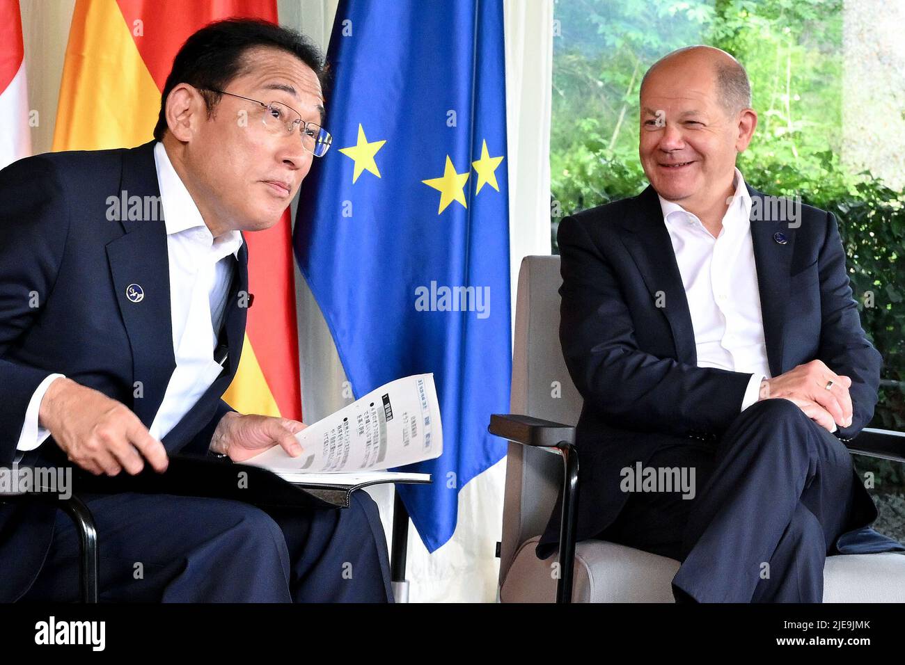 Elmau, Deutschland. 26.. Juni 2022. Bundeskanzler Olaf Scholz (SPD) sitzt neben dem japanischen Premierminister Fumio Kishida (l.) zu Beginn eines bilateralen Treffens während des Gipfels G7 auf Schloss Elmau. Deutschland veranstaltet vom 26. Bis 28. Juni G7 2022 den Gipfel der wirtschaftlich starken Demokratien. Am ersten Tag des Gipfels werden die globale Wirtschaftslage, der Klimaschutz sowie die Außen- und Sicherheitspolitik mit Sanktionen gegen Russland diskutiert. Kredit: Peter Kneffel/dpa/Alamy Live Nachrichten Stockfoto