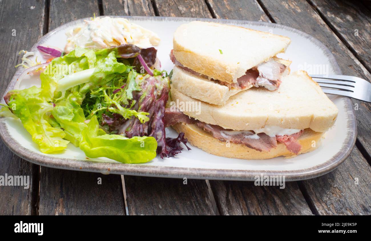 Lord Stones Café Lunch ein kaltes Belted Galloway Beef Sandwich mit Tataresauce, Mayonaise, serviert mit Krautsalat und Salat Stockfoto