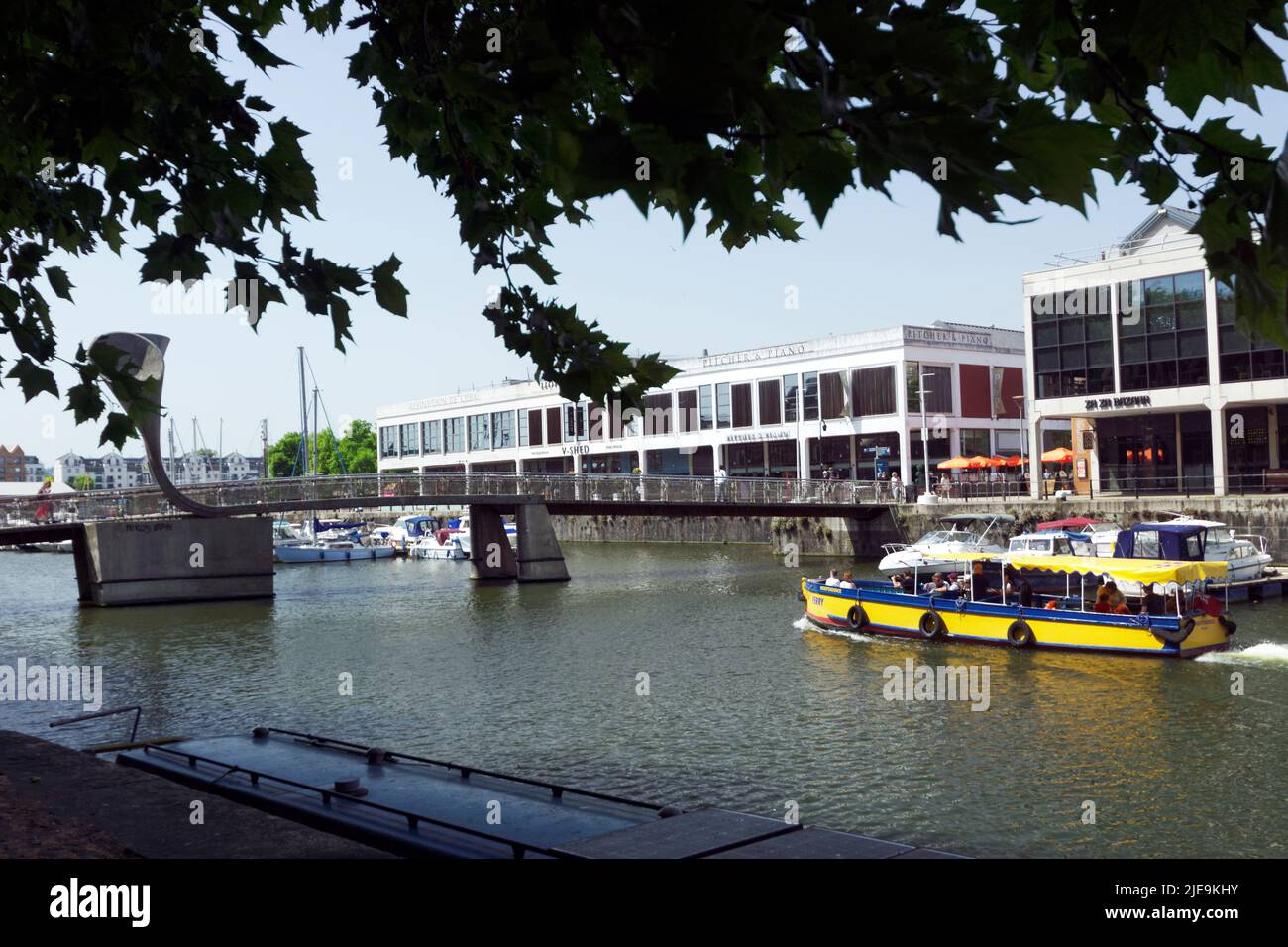 Fährschiff unter der Pero's (oder Horn) Bridge, St Augustine's Reach, Bristol Docks, Bristol Stockfoto