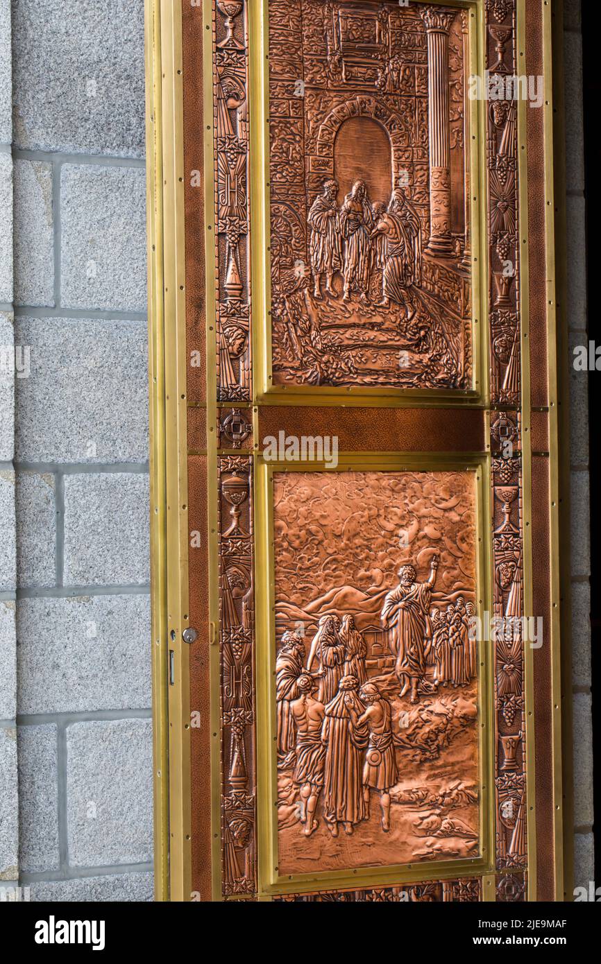 Handgefertigte, kupferfarbene Türen am Eingang der Basilika des Heiligtums Sainte-Anne-de-Beaupre, die das Leben Jesu, die Kathedrale, Quebec, darstellen. Stockfoto