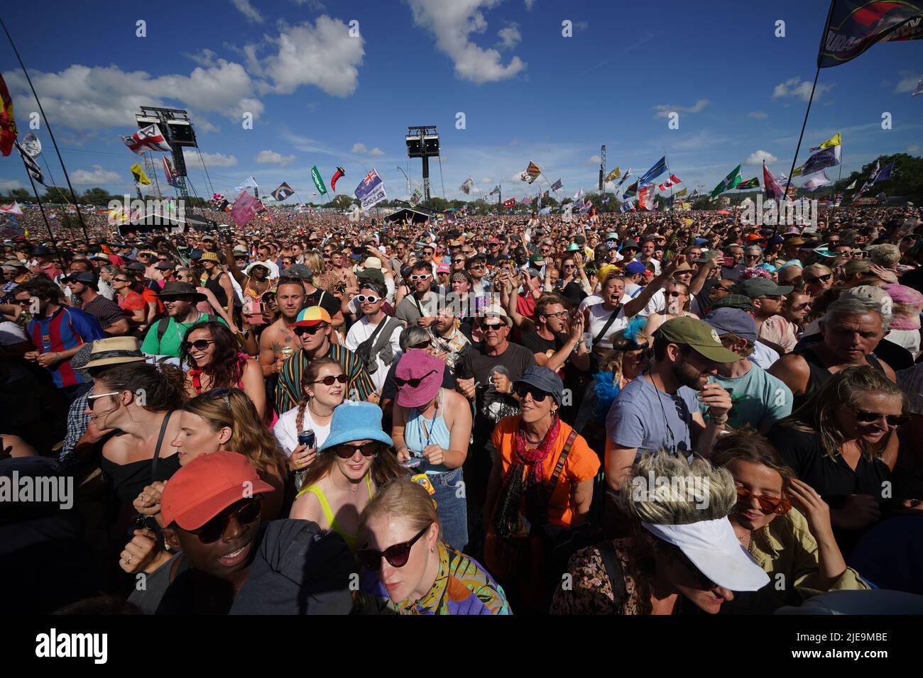 Die Menge wartet darauf, dass die Soulsängerin Diana Ross während des Glastonbury Festivals auf der Worthy Farm in Somerset den Sonntagslegenden-Slot auf der Pyramid Stage füllt. Bilddatum: Sonntag, 26. Juni 2022. Stockfoto