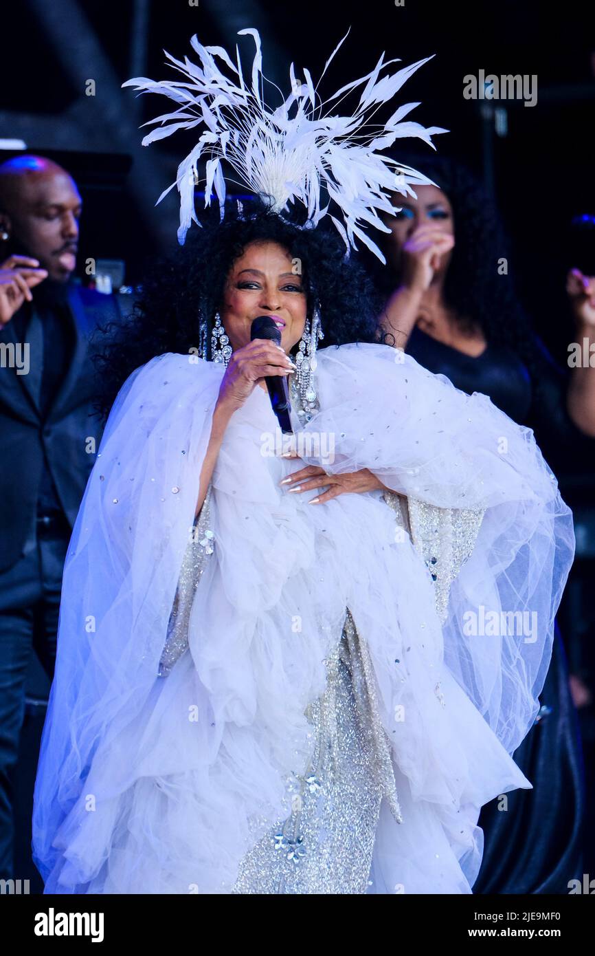 VEREINIGTES KÖNIGREICH. 26.. Juni 2022. VEREINIGTES KÖNIGREICH. Sonntag, 26. Juni 2022. Diana Ross tritt auf der Pyramid Stage während des Glastonbury Festival Worthy Farm auf. Bild nach Kredit: Julie Edwards/Alamy Live News Stockfoto