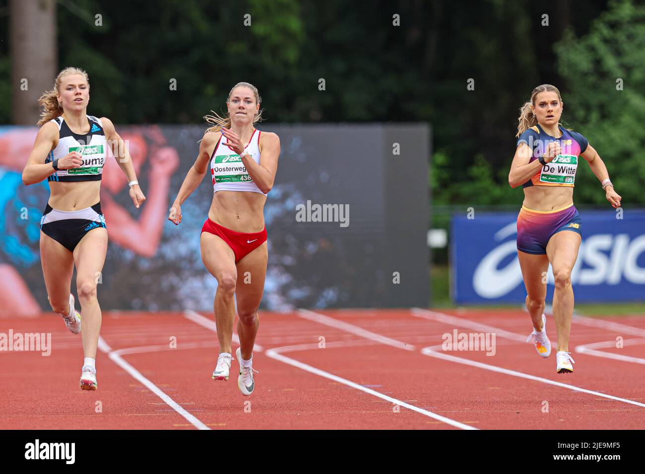 APELDOORN, NIEDERLANDE - 26. JUNI: Andrea Bouma aus den Niederlanden, Hanneke Oosterwegel aus den Niederlanden, Laura de Witte aus den Niederlanden, die am 26. Juni 2022 in Apeldoorn, Niederlande, beim Finale der Frauen 400m des ASICS NK Atletiek 2022 - Tag 3 bei der Av '34 teilnimmt. (Foto von Peter Lous/Orange Picturs) Stockfoto