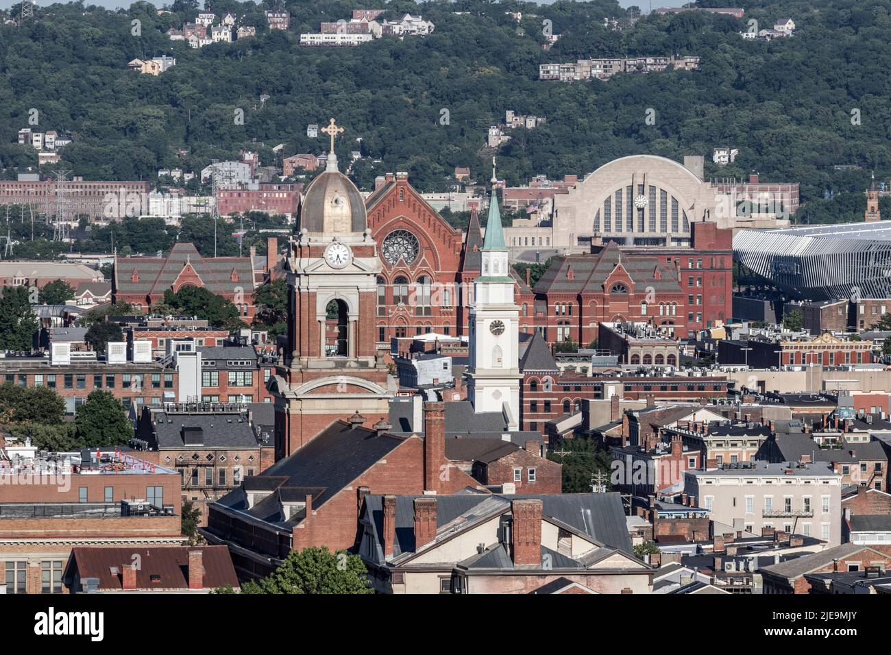 Cincinnati - ca. Juni 2022: Cincinnati West End und über-den-Rhein-Bezirke einschließlich der Music Hall, Museum Center, Old St. Mary's Church und Bell Stockfoto