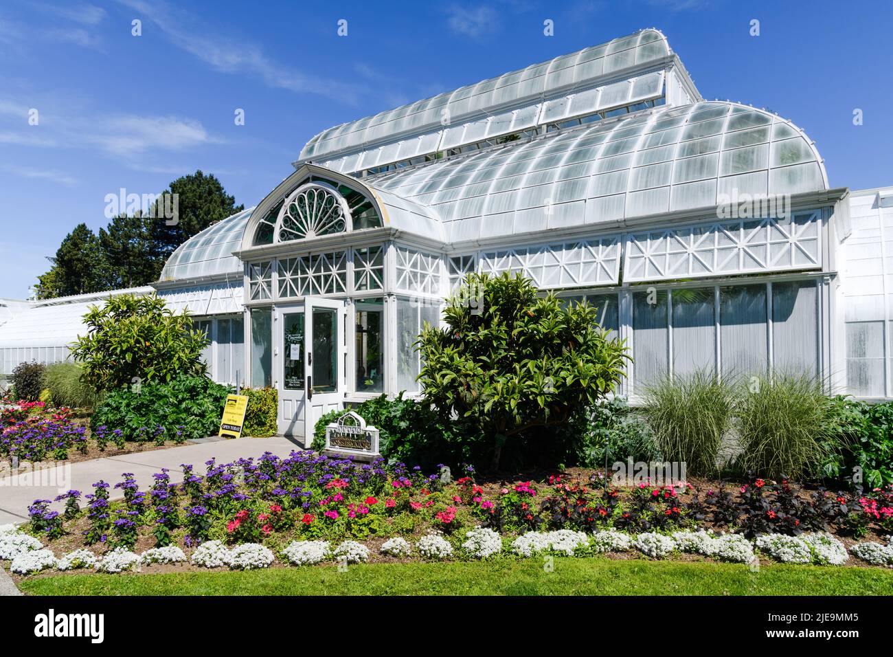 Seattle - 25. Juni 2022; Eintritt zum Volunteer Park Conservatory in Seattle mit Blumen am Eingang zum weißen Gewächshaus Stockfoto